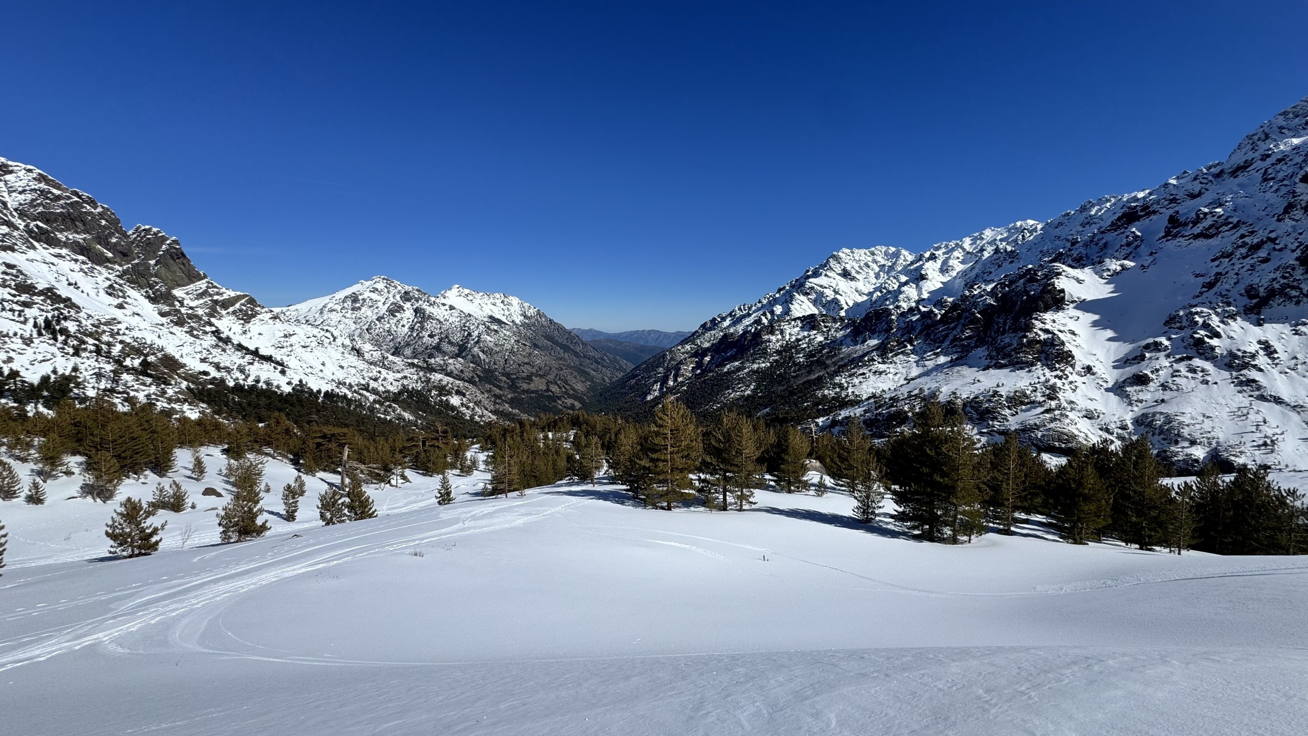 Vallée et sommets enneigés à Asco, en Corse
