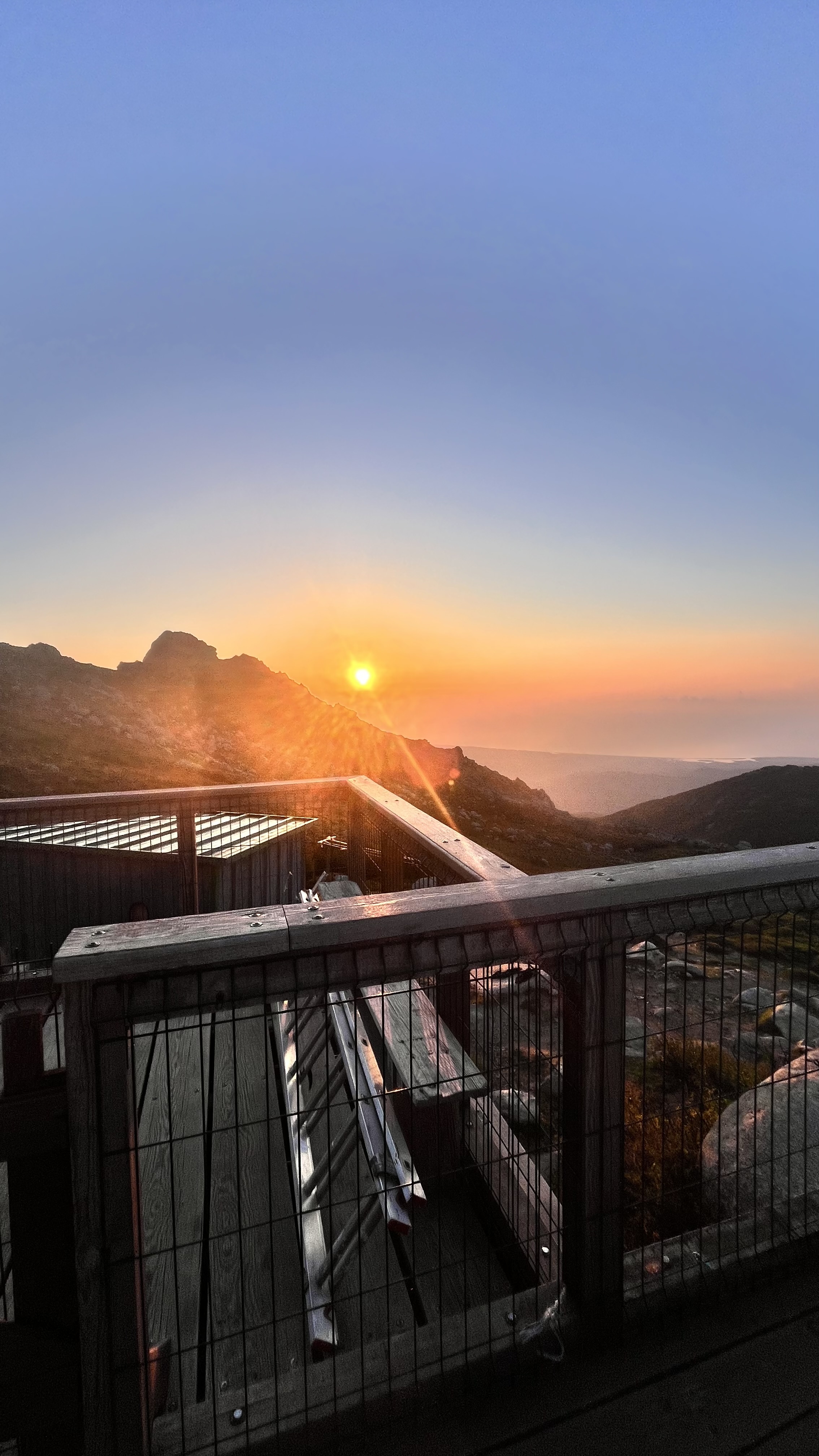 Coucher de soleil sur les montagnes corses